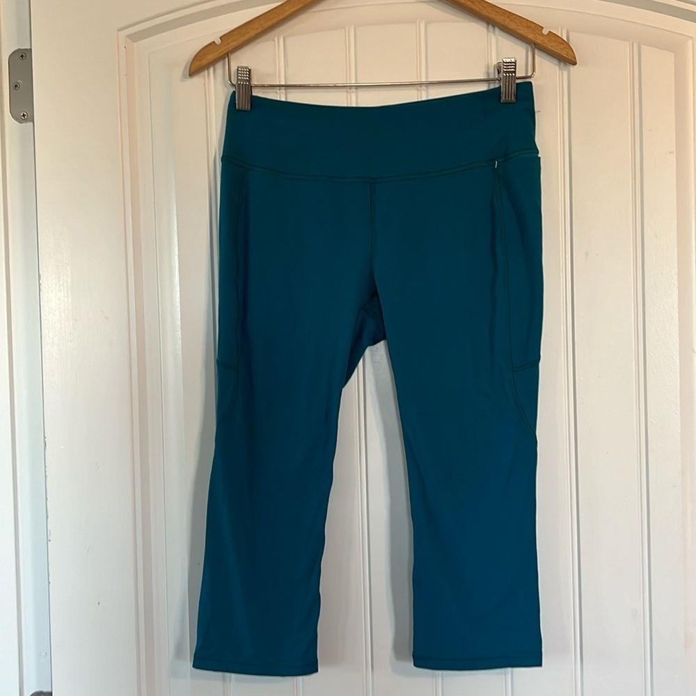 CALIA Carrie Underwood crop Leggings Size Medium